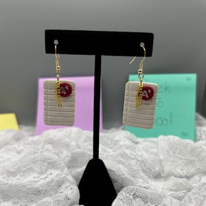 Orecchini in pasta polimerica / Collezione Ritorno a scuola / Ciondoli di carta A+ / Orecchini leggeri fatti a mano /