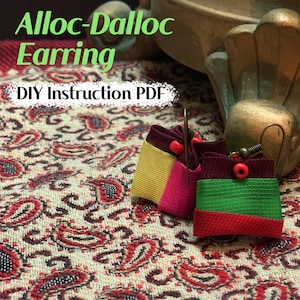 Puede incluir: Un par de pendientes DIY hechos con cinta de colores, con cuentas rojas y ganchos de pendientes plateados. Los pendientes están sobre un fondo de tela estampada. El texto "Alloc-Dalloc Earring DIY Instruction PDF" es visible en la imagen.