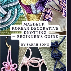 Op de afbeelding: Een boekomslag met de titel MAEDEUP: KOREAN DECORATIVE KNOTTING - BEGINNER'S GUIDE BY SARAH SONG. De omslag bevat een collage van diverse ingewikkelde koordknopen in kleuren zoals geel, paars, roze, groenblauw, zilver en marineblauw.