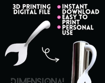 Könnte beinhalten: Eine digitale 3D-Druckdatei für einen Bechergriff in Form einer Meerjungfrauenflosse. Der Text lautet MERMAID TAIL TUMBLER HANDLE, 3D PRINTING DIGITAL FILE, INSTANT DOWNLOAD, EASY TO PRINT, PERSONAL USE und DIMENSIONAL DRINKS. Ein silberner Becher.