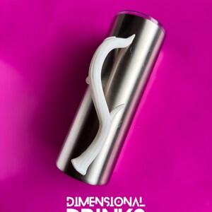 K&ouml;nnte beinhalten: Ein Edelstahlbecher mit einem wei&szlig;en, geschwungenen Griff. Der Becher befindet sich vor einem leuchtend magenta Hintergrund. Der Text "DIMENSIONAL DRINKS" ist unten im Bild in Wei&szlig; dargestellt.