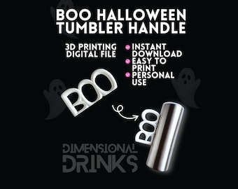 Könnte beinhalten: Schwarzer Hintergrund mit den weißen Worten "BOO HALLOWEEN TUMBLER HANDLE". Das Bild zeigt einen weißen "BOO" Bechergriff und einen silbernen Becher. Text beinhaltet "3D PRINTING DIGITAL FILE" und "INSTANT DOWNLOAD EASY TO PRINT PERSONAL USE".