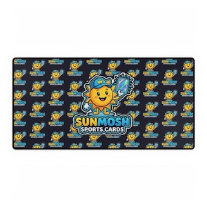 Peut inclure: Tapis de bureau rectangulaire avec un motif répété d'un soleil souriant portant une casquette de baseball, tenant un téléphone et le texte "SUNMOSH SPORTS CARDS". Le fond est bleu foncé.