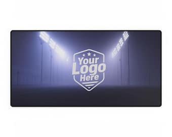 Peut inclure: Tapis de souris rectangulaire noir avec une scène de stade, des lumières vives et le texte "Your Logo Here" dans un design en forme de bouclier. L'arrière-plan est un environnement brumeux et bleuté.