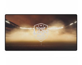 Peut inclure: Tapis de souris rectangulaire représentant une scène de stade avec un logo indiquant "Your Logo Here". L'image montre un terrain de football avec des lumières de stade et une atmosphère enfumée. Le logo est en forme de bouclier.