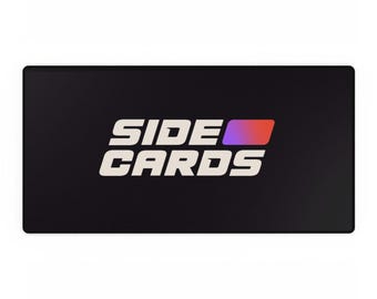 Peut inclure: Un tapis rectangulaire noir avec l'inscription "SIDE CARDS" en blanc, en gras, en police sans-serif. Les lettres sont légèrement inclinées. Un rectangle dégradé violet à rouge se trouve à droite du texte.