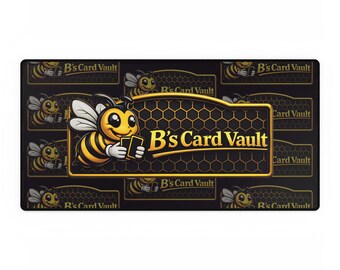 Peut inclure: Tapis de jeu rectangulaire noir avec une abeille de dessin animé tenant une carte, avec le texte "B's Card Vault" en or. Le fond présente un motif en nid d'abeille et des motifs répétés d'abeilles et de texte.