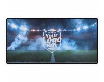 Peut inclure: Tapis de souris rectangulaire représentant un stade avec un terrain vert et le texte "Your Logo Here" dans un design de bouclier. L'arrière-plan montre des lumières de stade et de la fumée.