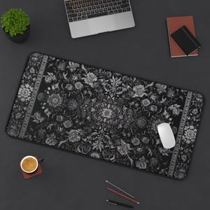 Tapete de mesa persa floral preto | Padrão simétrico ornamentado