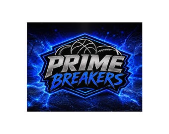 Peut inclure: Un design graphique affichant le texte PRIME BREAKERS en lettres argentées métalliques avec un contour bleu. Au-dessus du texte se trouvent des silhouettes d'un ballon de basket et de ballons de football. Le tout sur un fond sombre avec des éclairs bleus.
