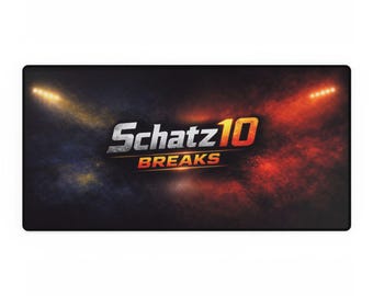 Peut inclure: Tapis de bureau rectangulaire noir avec le texte "Schatz10 BREAKS" en blanc et orange. Le tapis présente un fond enfumé avec des teintes bleues et rouges, et des projecteurs dans les coins.
