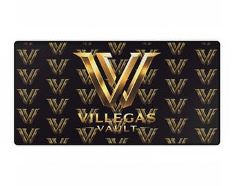 Peut inclure: Tapis de bureau rectangulaire noir avec un motif répété de "V" dorés. Le centre présente un logo "V" doré avec le texte "VILLEGAS VAULT" en or.