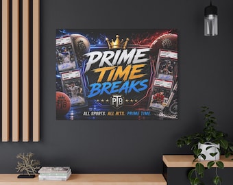 Peut inclure: Impression sur toile avec le texte "PRIME TIME BREAKS" en blanc, orange et bleu. L'image comprend des ballons de football américain et des cartes à collectionner. Le texte "ALL SPORTS. ALL HITS. PRIME TIME." est en bas.