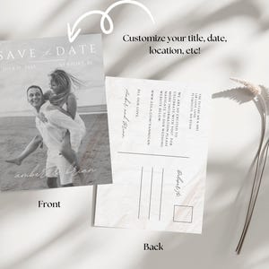 Puede incluir: Una postal de guardar la fecha en blanco y negro con una pareja en una pose de caballito en la playa. El texto dice "Save the Date" con la fecha "July 15, 2025" y la ubicaci&oacute;n "Newport, RI". La parte posterior de la postal tiene un espacio para la direcci&oacute;n del destinatario y un mensaje.