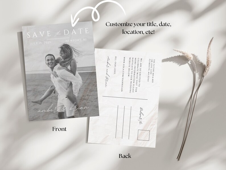 Puede incluir: Una postal de guardar la fecha en blanco y negro con una pareja en una pose de caballito en la playa. El texto dice "Save the Date" con la fecha "July 15, 2025" y la ubicaci&oacute;n "Newport, RI". La parte posterior de la postal tiene un espacio para la direcci&oacute;n del destinatario y un mensaje.