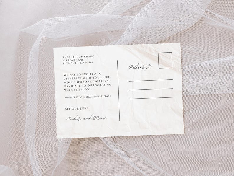 Puede incluir: Una tarjeta postal de anuncio de boda blanca con un fondo de papel texturizado. El texto dice "The Future Mr. & Mrs. 128 Love Lane Plymouth, MA 02164 We are so excited to celebrate with you! For more information please navigate to our wedding website below: www.zola.com/hannigan All our love, Amber and Brian Deliver to"
