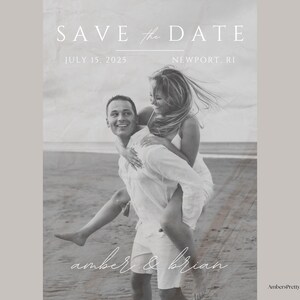 Puede incluir: Foto en blanco y negro de una pareja en una playa. El hombre lleva a la mujer a cuestas. El texto "SAVE the DATE" est&aacute; en la parte superior de la imagen, con la fecha "JULY 15, 2023" y la ubicaci&oacute;n "NEWPORT, RI" debajo. Los nombres de la pareja, "amber & brian", est&aacute;n escritos en cursiva en la parte inferior de la imagen.