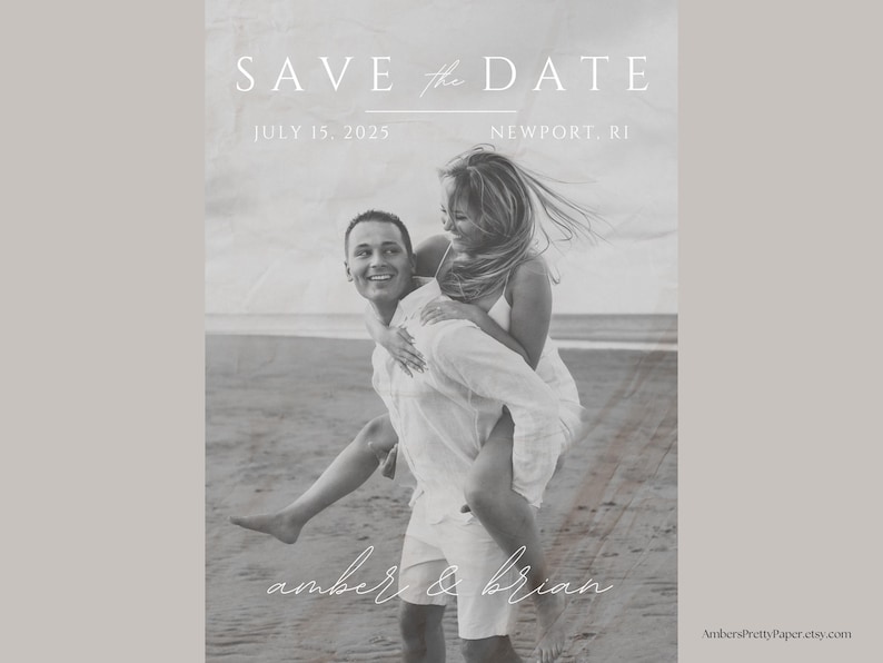 Puede incluir: Foto en blanco y negro de una pareja en una playa. El hombre lleva a la mujer a cuestas. El texto "SAVE the DATE" est&aacute; en la parte superior de la imagen, con la fecha "JULY 15, 2023" y la ubicaci&oacute;n "NEWPORT, RI" debajo. Los nombres de la pareja, "amber & brian", est&aacute;n escritos en cursiva en la parte inferior de la imagen.
