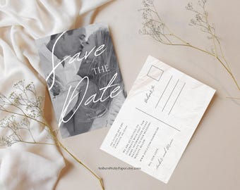 Puede incluir: Una tarjeta de guardar la fecha en blanco y negro con una foto de una pareja besándose. El texto "Save the Date" está escrito en cursiva con un contorno blanco. La fecha es el 17 de julio de 2021 y el lugar es Plymouth, MA. La parte posterior de la tarjeta tiene una textura de mármol e incluye los nombres de la pareja, el sitio web y la información de la boda.