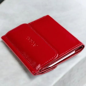 Cartera pequeña de cuero rojo brillante con doble pliegue, tarjetero, monedero y cierre a presión para mujer, accesorios mini para dama.