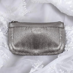 Sminkväska i metalliskt silverfärgat läder, liten söt påse, vintage-stil, necessärer, elegant sminkväska, liten läppstiftsväska, sminkfodral