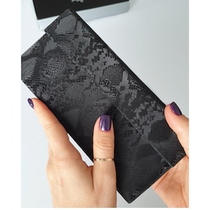 Schwarze holografische Druckleder Portemonnaie Frauen Geldbeutel Doppelfalten-Brieftasche mit Kartenhalter Münzfach Damen Clutch schlank lange Geldbörse Magnet