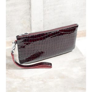 Kersenrode, lange, slanke portemonnee voor dames, bordeauxrood lakleer met dierenprint, vintage stijl, luxe clutch met polsbandje
