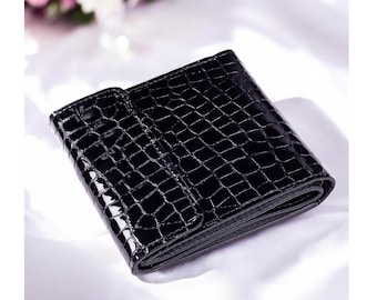 Small Crocodile Print Leather Wallet For Women Compact Bifold Wallet Croc Embossed Credit Card Holder Slim Leather Purse Minimalist Purse