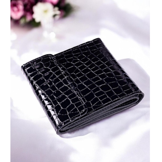 Med size Crocodile Print Leather Wallet For Women Compact Bifold Wallet Croc Embossed Credit Card Holder Slim Purse Ladies Minimalist Wallet