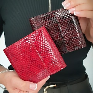 Cartera pequeña de piel con estampado de serpiente en verde, rojo, burdeos y marrón. Minicartera plegable con tarjetero y bolsillo para monedas. Monedero triple para mujer.