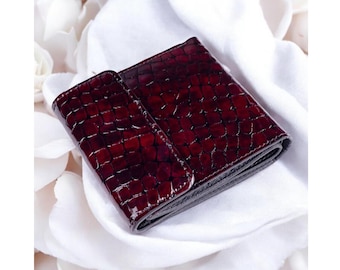 Mid size crocodile embossed leather women wallet Mini clutch Ladies bifold case with change coin pocket Card holder wallet Womens Wallets