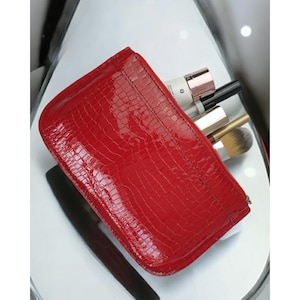 Neceser de piel mediano en color rojo cereza, negro y verde con estampado de cocodrilo para mujer, neceser, organizador de maquillaje para bolso.