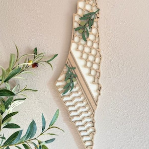 Mapa de Palestina en madera con hojas de olivo y motivos de keffiyeh dorados