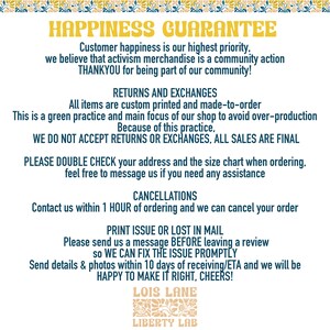 K&ouml;nnte beinhalten: Eine blaue und gelbe Grafik mit dem Text "Happiness Guarantee" und Details zu R&uuml;ckgaben, Umtausch, Stornierungen und Druckproblemen. Der Text enth&auml;lt auch den Satz "Lois Lane Liberty Lab".