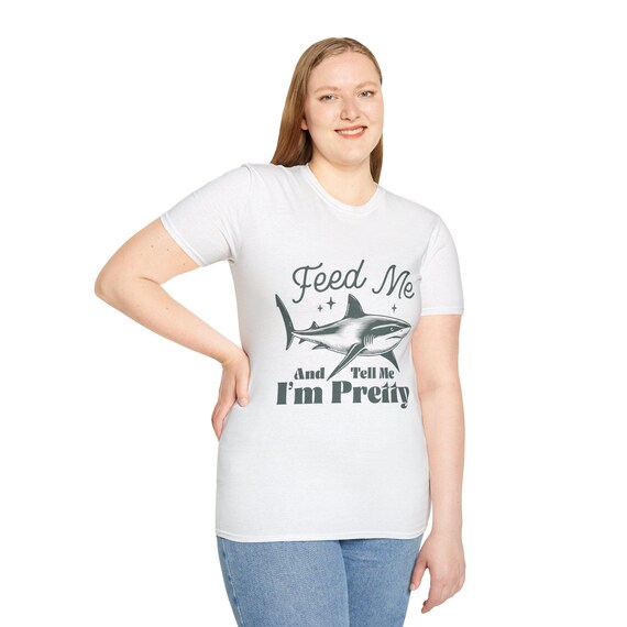 おもしろサメTシャツ：エサをあげて、きれいだって言って 