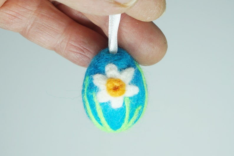 Easter Felt Easter Gift Mini Ornament Needle felting Spring Flower Easter Egg Needle Felted Flower Daffodil on Turquoise Egg