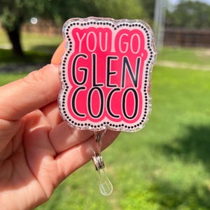 Insignia de Coco de You Go Glen, carrete de insignias de Chicas pesadas, insignia rosa