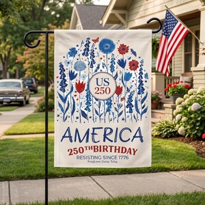 Peut inclure: Un drapeau de jardin crème avec un motif floral rouge et bleu, célébrant le 250e anniversaire de l'Amérique. Le drapeau porte les inscriptions « US 250 » et « AMERICA 250TH BIRTHDAY RESISTING SINCE 1776 ».