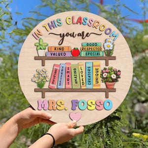 Placa de porta 3D personalizada para professor, "Nesta sala de aula você está", aviso de porta para professor, presente de volta às aulas, nome do professor personalizado, presente de fim de ano letivo