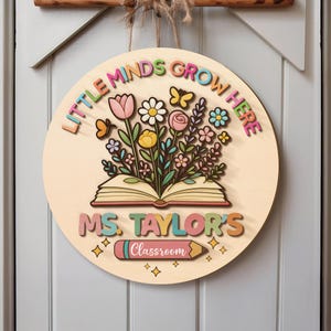 Presentes fofos para professores, enfeite de porta 3D para professores, placa de boas-vindas para a sala de aula, presente de volta às aulas, placa personalizada com o nome do professor, decoração floral para a sala de aula