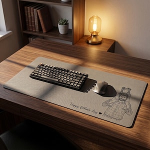 Peut inclure: Un tapis de bureau rectangulaire gris avec un clavier noir, une souris d'ordinateur et un dessin d'un p&egrave;re portant un enfant. Le texte "Happy father's day" est imprim&eacute; sur le tapis.