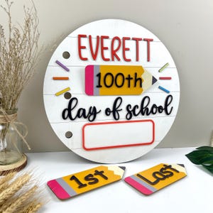 Letrero personalizado para el primer y último día de clases número 100, fotos escolares, hitos escolares intercambiables, letrero de regreso a clases para niños BTS21