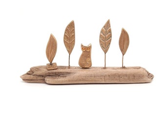 Petit chat en forêt, fait main en bronze doré et bois flotté, arbre en métal, cadeau inspiré de la nature, lesbijouxdebull