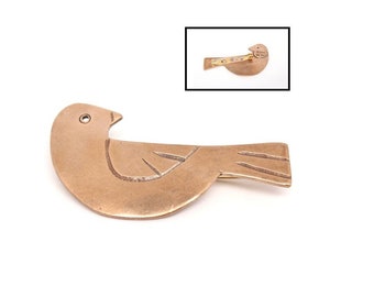 Longue broche oiseau fait main en bronze doré gravé, oiseau des bois, silhouette animale, cadeau poétique, bijou pour mamie, lesbijouxdebull