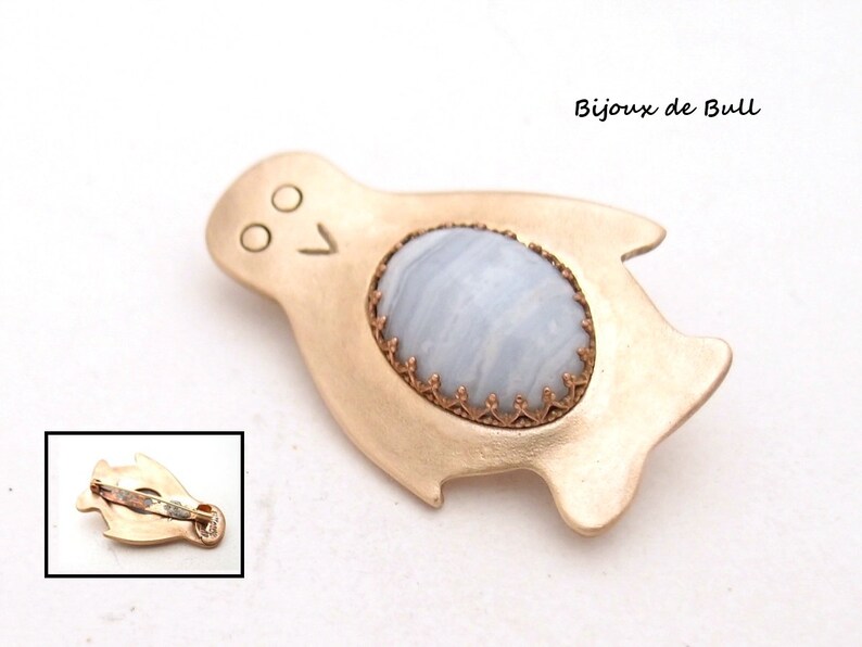 Penguin brooch in golden bronze and chalcedony stone