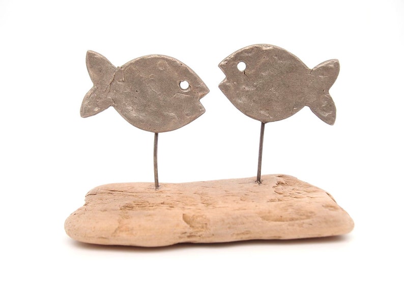 Couple de poissons en bronze argenté texturé et bois flotté recyclé, sculpture métal et bois, cadeau décoration poisson, lesbijouxdebull image 1