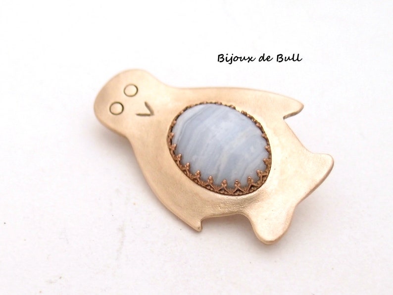 Penguin brooch in golden bronze and chalcedony stone
