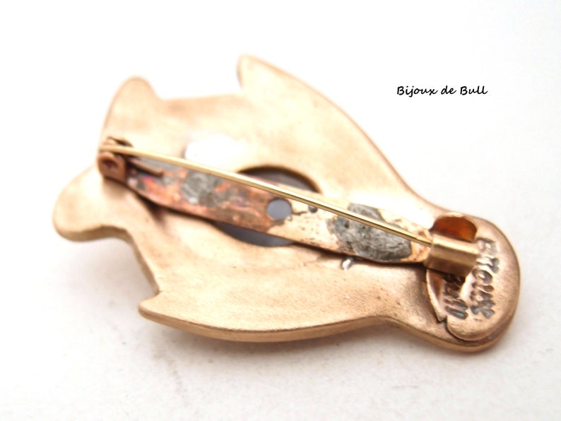 Penguin brooch in golden bronze and chalcedony stone
