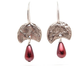 Boucles d'oreilles mapuches, croissant de lune, bronze argenté, perle tchèque, verre irisé bordeaux, BO Chili,cadeau fiancée,lesbijouxdebull