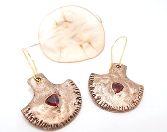 Mapuche earrings in golden bronze and zirconia
